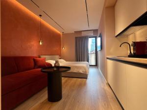 una habitación con un sofá y una cama y una mesa en Tirana LUX Apartments, en Tirana 105 fotos más