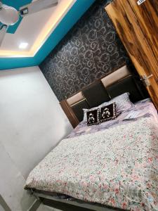 een slaapkamer met een bed in een kamer bij Hotel Morning Star in Bathinda +2 foto's