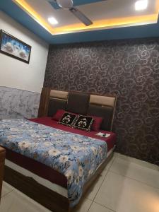 een slaapkamer met een bed met een rood dekbed bij Hotel Morning Star in Bathinda