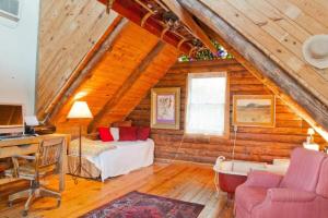 Posezení v ubytování Eclectic Riverfront Log Cabin and Artist Retreat for Groups in Castle Hayne, North Carolina