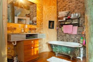 Koupelna v ubytování Eclectic Riverfront Log Cabin and Artist Retreat for Groups in Castle Hayne, North Carolina