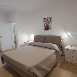 a bedroom with a bed and a picture on the wall at Villa MelVin in Stazione di Paestum