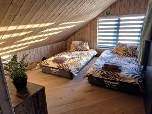 twee bedden in een kamer met een raam bij Garden Villa ' Lava Forest ' in Selfoss