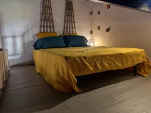 Un dormitorio con una cama con una manta amarilla encima. en Studio Le Colibri avec citerne tampon, les marines ,marina de saint François, en Saint-François 9 fotos más