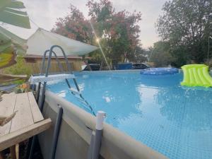 a large swimming pool with at הקרוואן במושב in Beʼerotayim