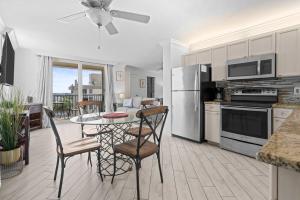 een keuken met een tafel en stoelen en een keuken met uitzicht bij Penthouse On The Bay 4002 in Bonita Springs