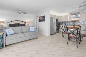 een woonkamer met een bank en een tafel bij Penthouse On The Bay 4002 in Bonita Springs