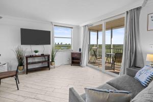 een woonkamer met een bank en een flatscreen-tv bij Penthouse On The Bay 4002 in Bonita Springs +22 foto's