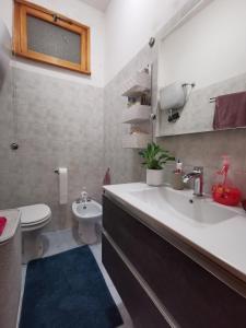 a bathroom with a sink and a toilet at Mare, Roma e Aeroporto - Tutto a portata di mano in Fregene