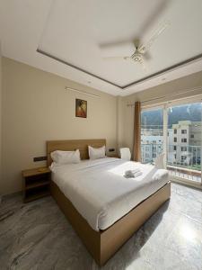 Ένα ή περισσότερα κρεβάτια σε δωμάτιο στο Hotel Abline Rishikesh