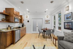 una cucina e un soggiorno con un tavolo e un divano di Big Bear a Bend