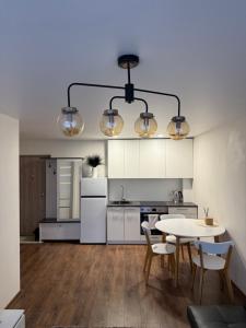 Una cocina con una mesa y sillas en una habitación. en Butas, en Marijampolė