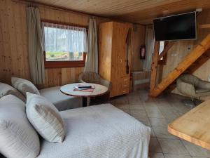 TV a/nebo společenská místnost v ubytování Darázshegyi Faház gluténmentes ellátással