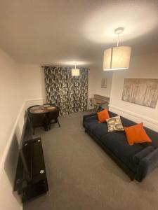 un salon avec un canapé et une table dans l'établissement Home in Ty Canol, Cwmbran, à Cwmbrân