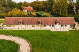 an aerial view of a house with a large yard at Gîte du Dreuillet Charme & nature en Sologne in La Celle-sous-Gouzon
