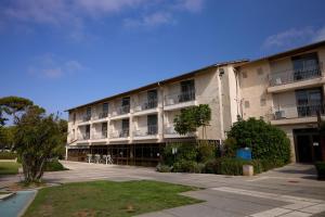 a large apartment building with a large courtyard at Shefayim Kibbutz Hotel in Kibbutz Shefayim