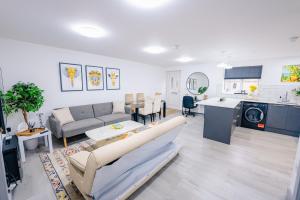 Kuchyň nebo kuchyňský kout v ubytování 2 Bedroom 2 Bathroom Luxury Apartment - Fast WiFi & Free Parking