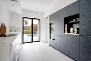 Η κουζίνα ή μικρή κουζίνα στο Villa Ninon Disneyland