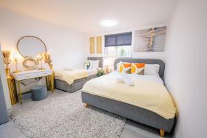 Postel nebo postele na pokoji v ubytování 2 Bedroom 2 Bathroom Luxury Apartment - Fast WiFi & Free Parking