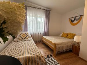 Postel nebo postele na pokoji v ubytování ATENY NIEGRECKIE Dom Wczasowy + 91 fotografií