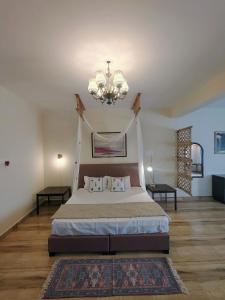 een slaapkamer met een groot bed en een kroonluchter bij 360 Agonda in Agonda