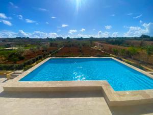 Πισίνα στο ή κοντά στο Cliff's Edge Luxury Apartment With Pool & Views