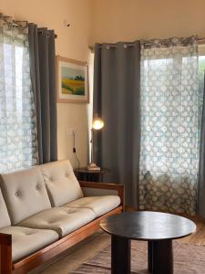 een woonkamer met een bank en een tafel bij 360 Agonda in Agonda