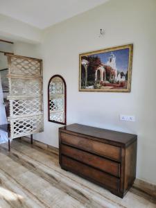 een kamer met een dressoir en een schilderij aan de muur bij 360 Agonda in Agonda
