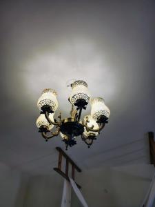 een kroonluchter die aan het plafond van een kamer hangt bij 360 Agonda in Agonda +4 foto's