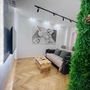 ビトラにあるGAMA Apartmentsのソファとテーブルのあるリビングルーム