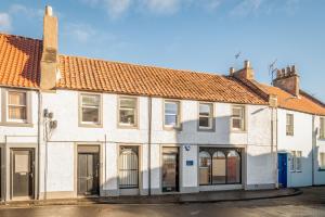 an old white house with a red roof at Murray's Neuk in Anstruther
