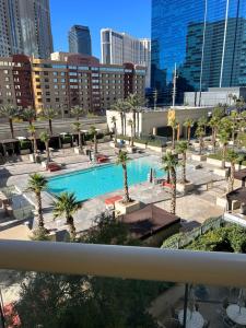 Bazén v ubytování MGM Grand no resort fee , balcony, free valet parking nebo v jeho okolí
