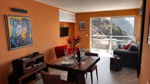 Posezení v ubytování Cliffhanger spectacular view over North Coast