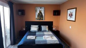 Postel nebo postele na pokoji v ubytování Cliffhanger spectacular view over North Coast