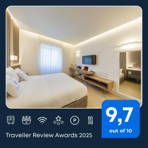 a hotel room with a bed and a desk at Arya Guest House in Naples