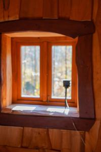a window in a wooden room with a meter at Domek Baby Jagi Prawdziwy Survival 