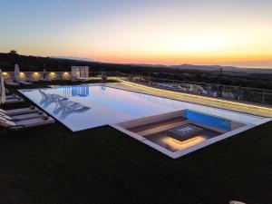 Bazén v ubytování Elira Luxury Villa - With Private Pool nebo v jeho okolí