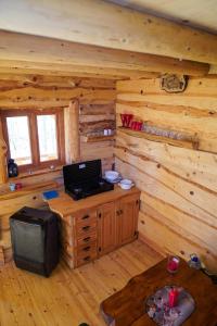 a room in a log cabin with a computer on a desk at Domek Baby Jagi Prawdziwy Survival 