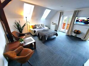 ハムル・ナ・イェゼジェにあるVilla Viktoriaのベッドとソファのあるリビングルーム