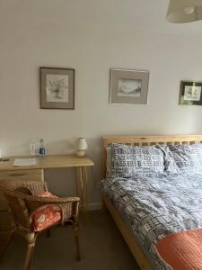 Buckinghamshireにある18 Wixon Pathのベッドと机と椅子のある寝室