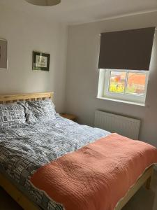 Buckinghamshireにある18 Wixon Pathのベッドと窓のある寝室