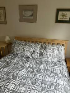 Buckinghamshireにある18 Wixon Pathの- ベッドルーム1室(白黒の掛け布団付)