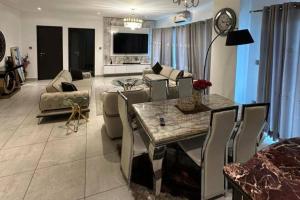 Μια τηλεόραση ή/και κέντρο ψυχαγωγίας στο 2 Bed Flat - Sleeps 4 - Parking - Wifi +3 φωτογραφίες