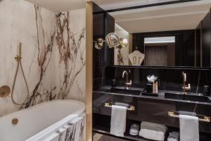 un baño con bañera y lavabo en MIM Andorra Member of Melia Collection, en Escaldes-Engordany