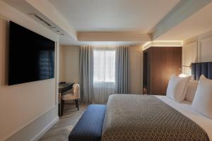 una habitación de hotel con una cama y un escritorio en MIM Andorra Member of Melia Collection, en Escaldes-Engordany