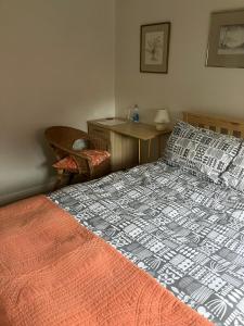 Buckinghamshireにある18 Wixon Pathのベッドと机と椅子のある寝室