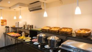 a kitchen with a bunch of food on a counter at Hotel Express Arrey - Teresina in Teresina