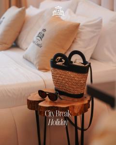 uma cesta sobre uma mesa ao lado de um sofá em Hotel Castle em Ksamil