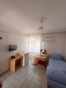 TV a/nebo společenská místnost v ubytování Orçın Apartments