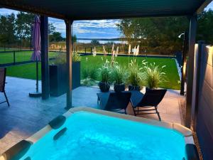 Bazén v ubytování 8 Personen Ferienhaus ,,Seegelblick" am Goitzschesee, erste Reihe am Strand mit Sauna, Whirlpool, Kamin, Wallbox & SUP nebo v jeho okolí